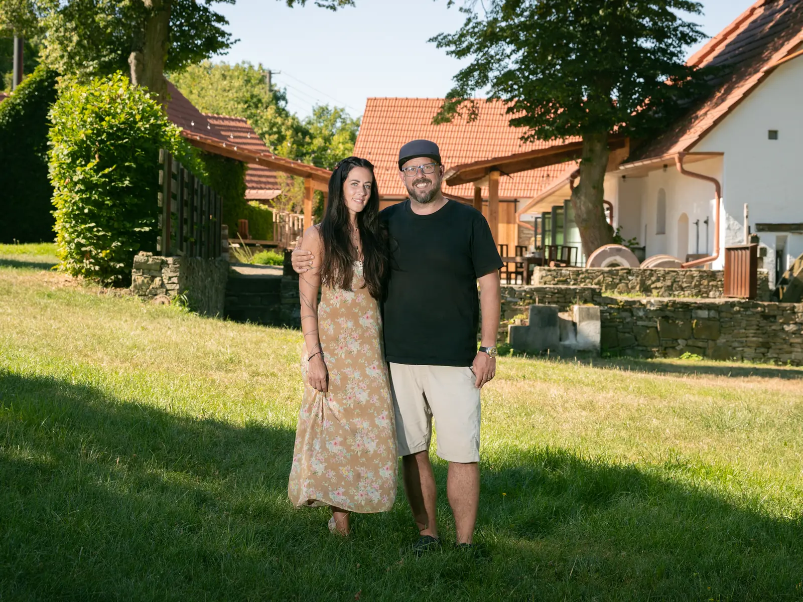 Monika a Tomáš na louce před areálem mlýna