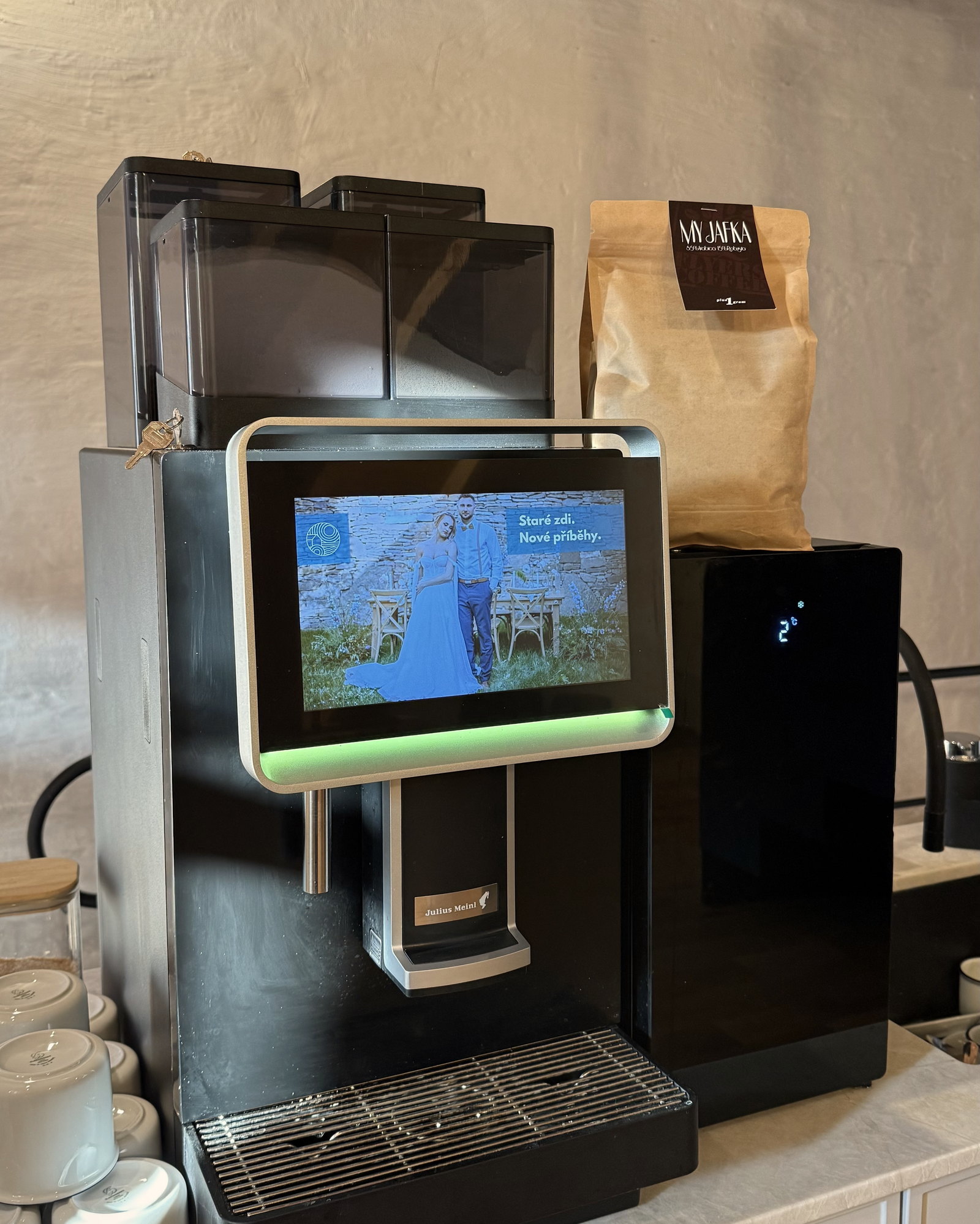 Kávovar Dr.Coffee, lednice na mléko a balení kávy Myjafka z pražírny Flyers Coffee