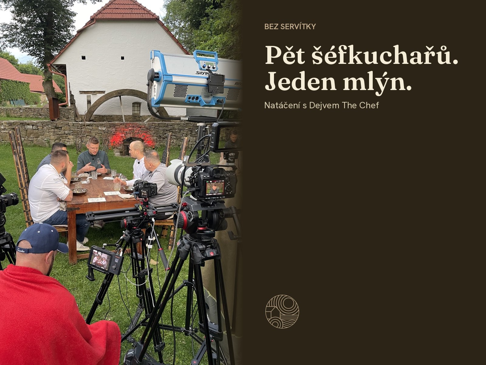 Filmový štáb s kamerami natáčí šéfkuchaře u stolu na nádvoří mlýna. Vpravo text Pět šéfkuchařů. Jeden mlýn.