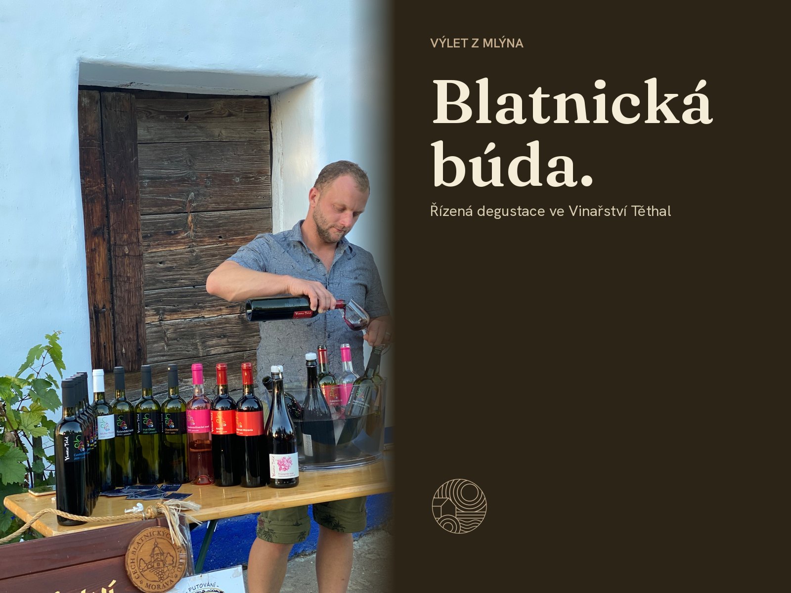 Vinař nalévá víno u dřevěných dveří blatnické búdy. Vpravo text Blatnická búda.