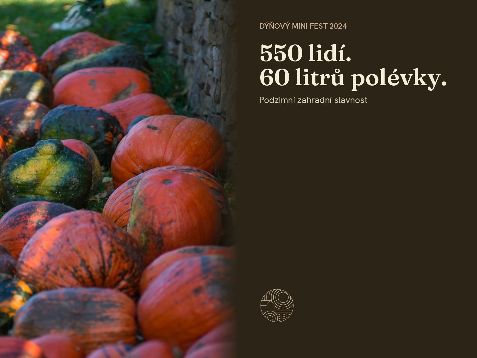 Hromada oranžových dýní u kamenné zdi mlýna. Vpravo text 550 lidí. 60 litrů polévky.
