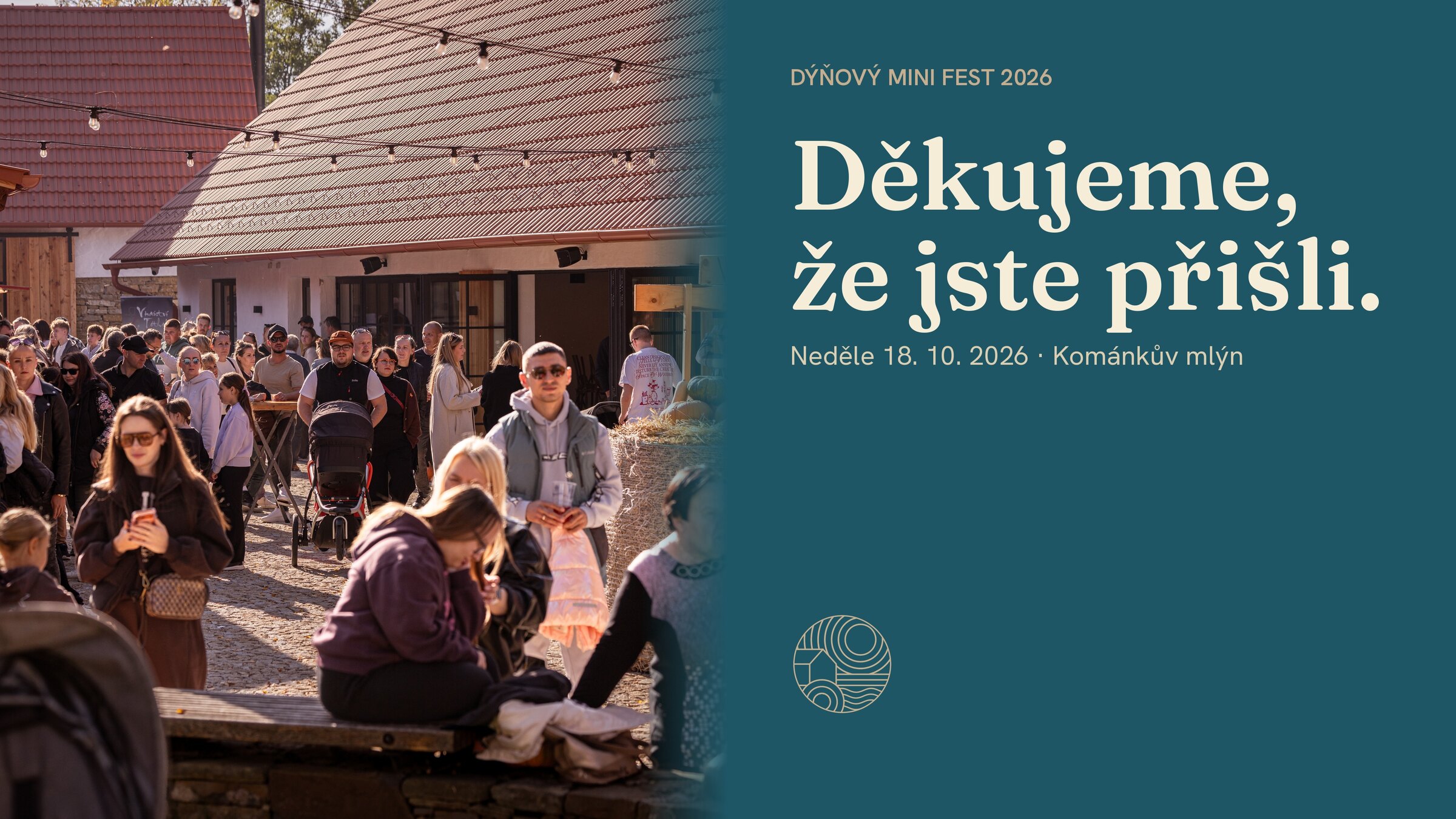 Plné nádvoří Kománkova mlýna během Dýňového mini festu 2026.