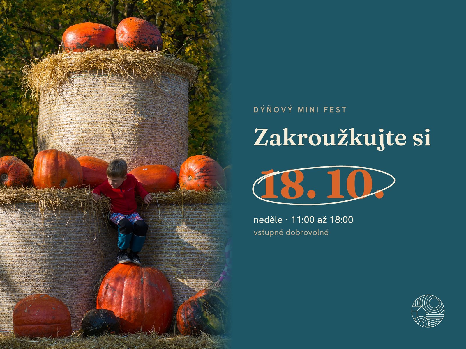 Děti si hrají na věži ze slaměných balíků obložené dýněmi, Dýňový mini fest na Kománkově mlýně.
