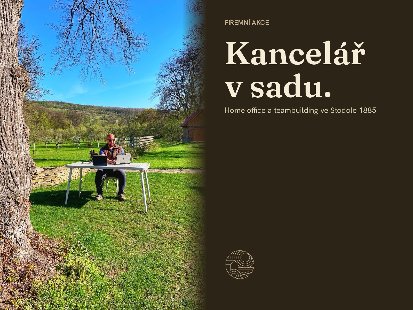 Muž pracuje na notebooku u stolu pod starým stromem v sadu. Vpravo text Kancelář v sadu.