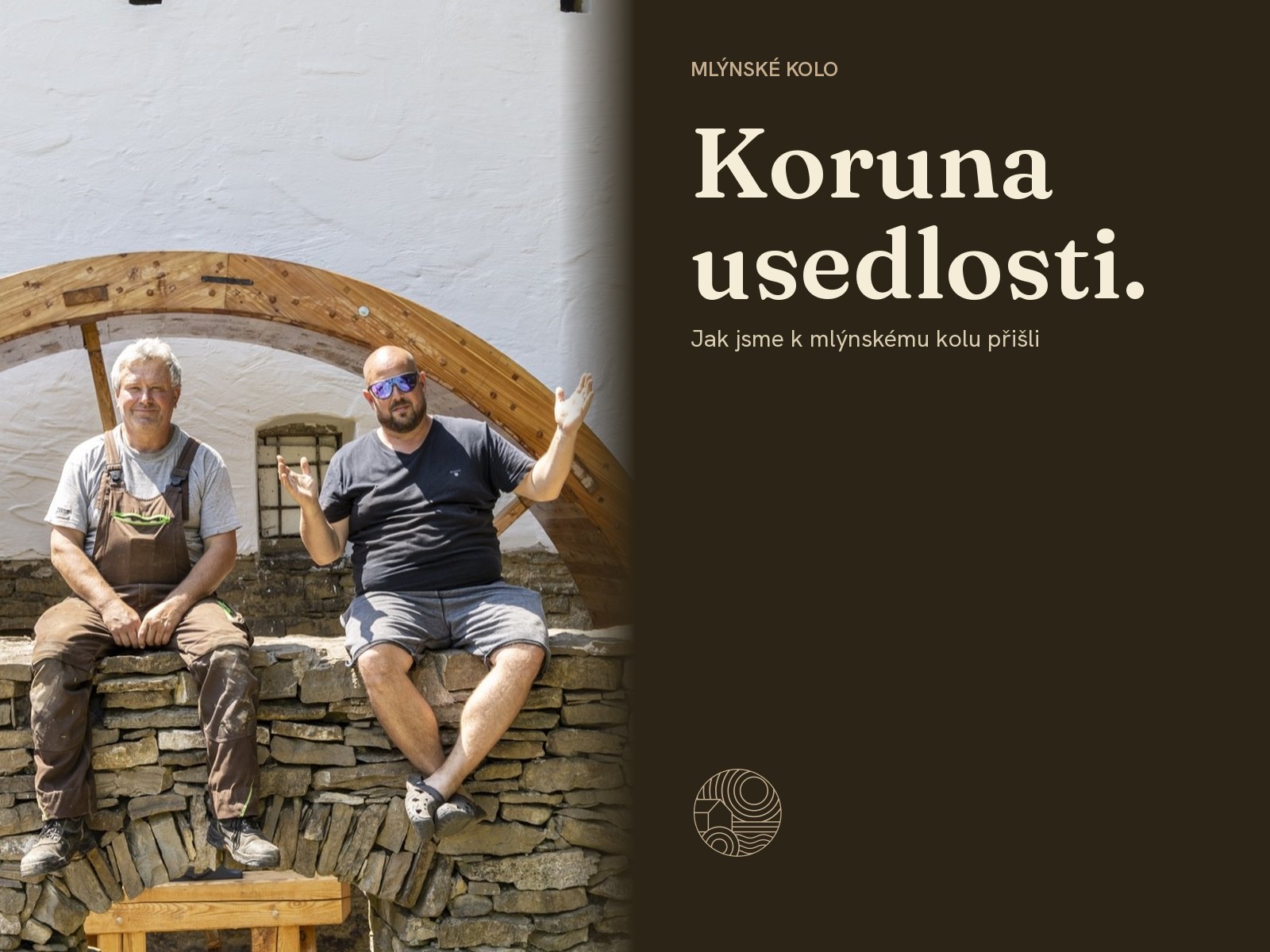 Dva muži sedí na kamenné zdi pod dřevěným mlýnským kolem. Vpravo text Koruna usedlosti.
