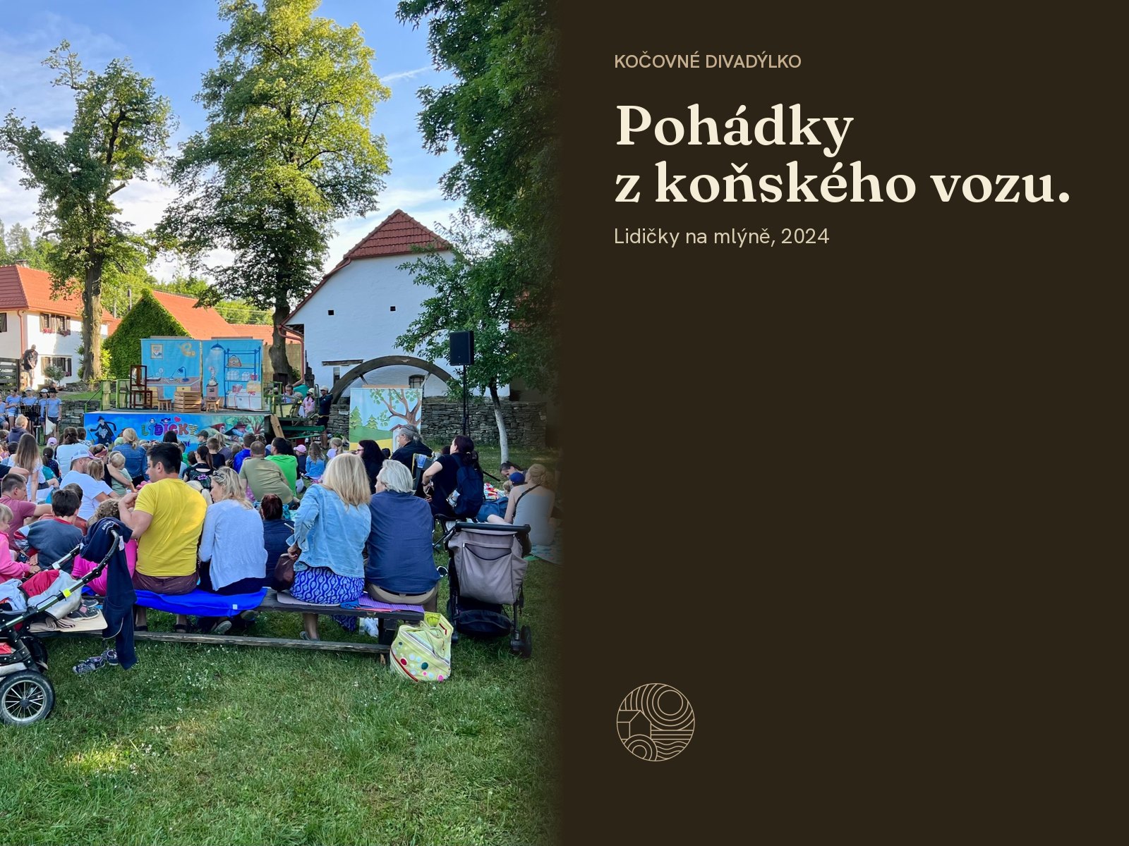 Diváci sedí na trávě před mlýnem a sledují kočovné divadýlko. Vpravo text Pohádky z koňského vozu.