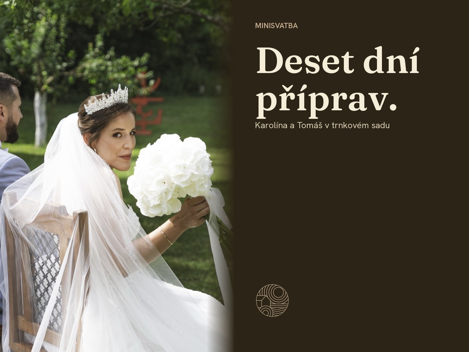 Nevěsta s korunkou a bílou kyticí v trnkovém sadu, za ní ženich. Vpravo text Deset dní příprav.