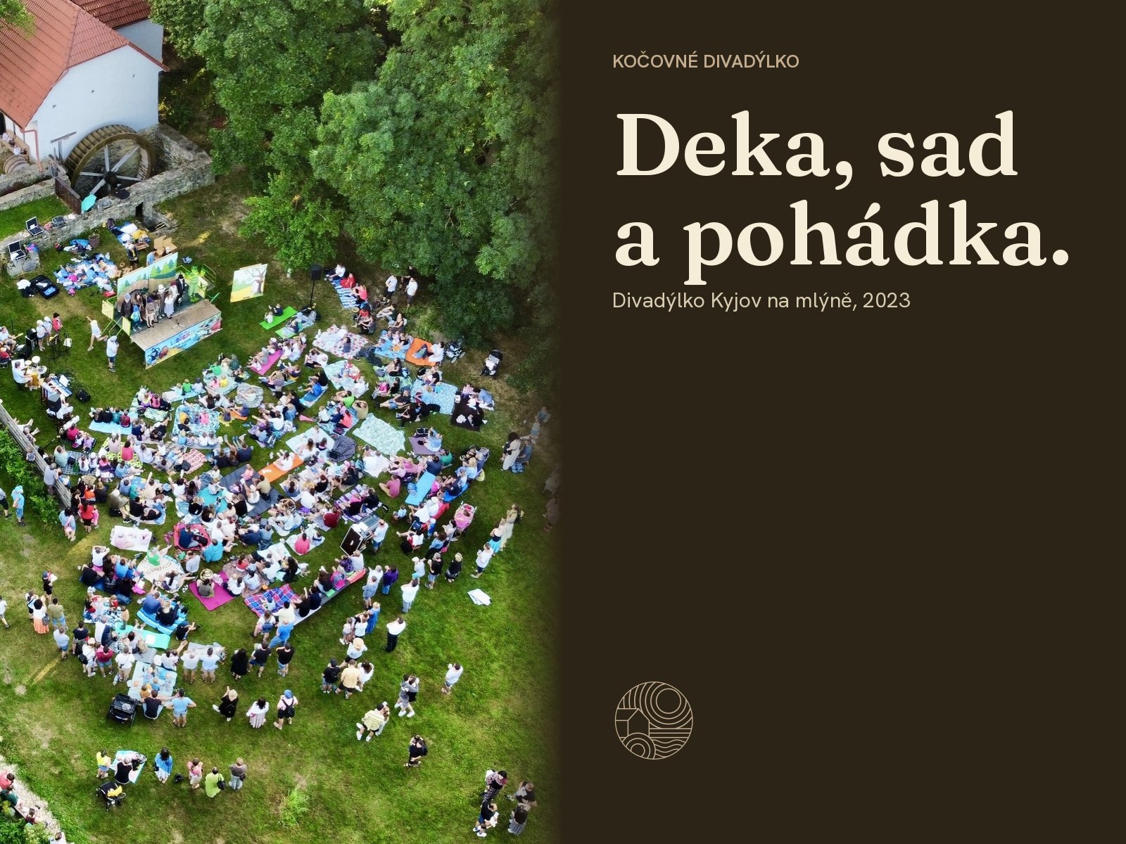 Pohled z dronu na diváky v sadu Kománkova mlýna při představení divadýlka. Vpravo text Deka, sad a pohádka.