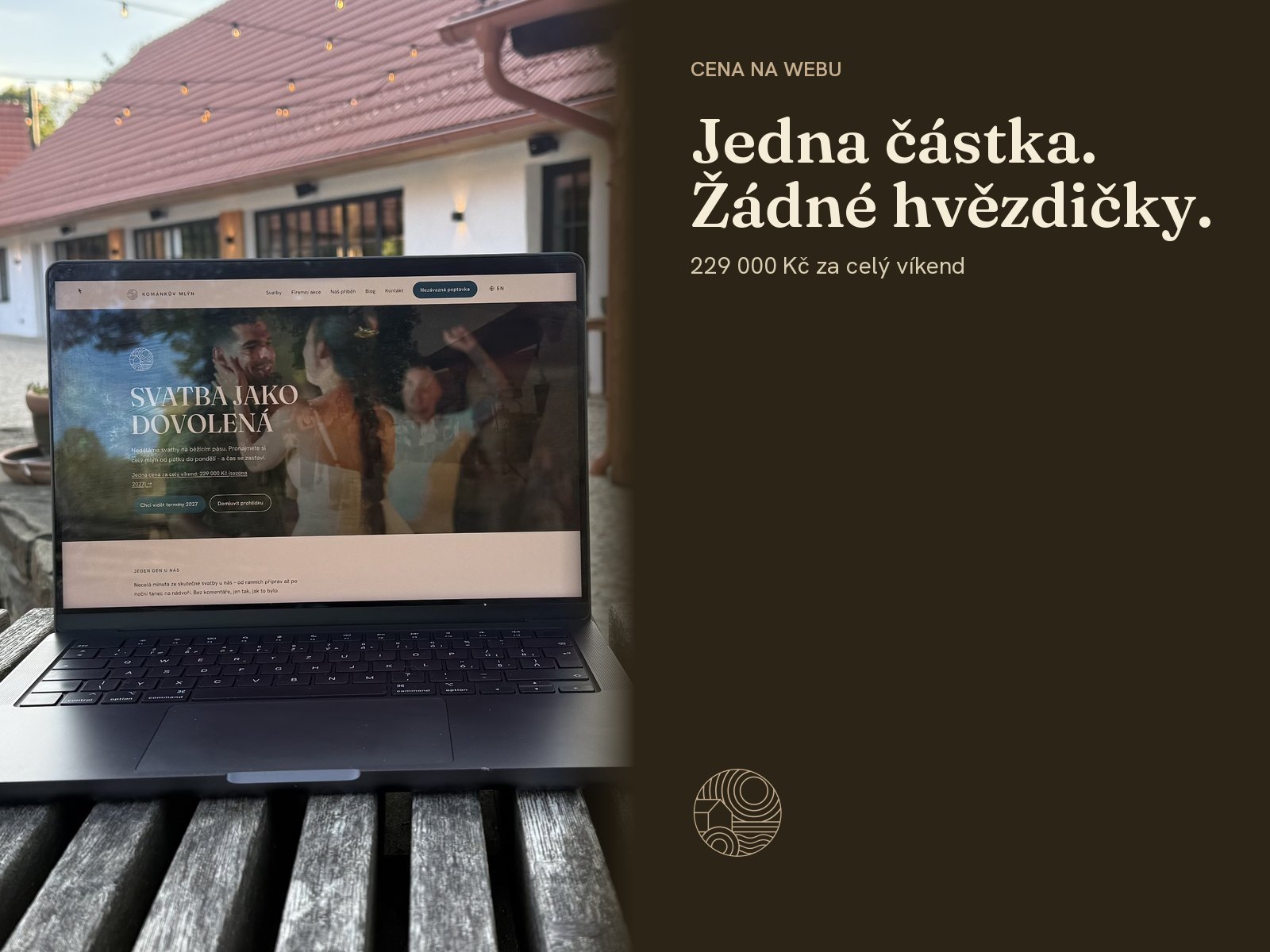 Notebook na lavici na nádvoří Kománkova mlýna s otevřenou stránkou ceny svatebního víkendu. Vpravo text Jedna částka. Žádné hvězdičky.