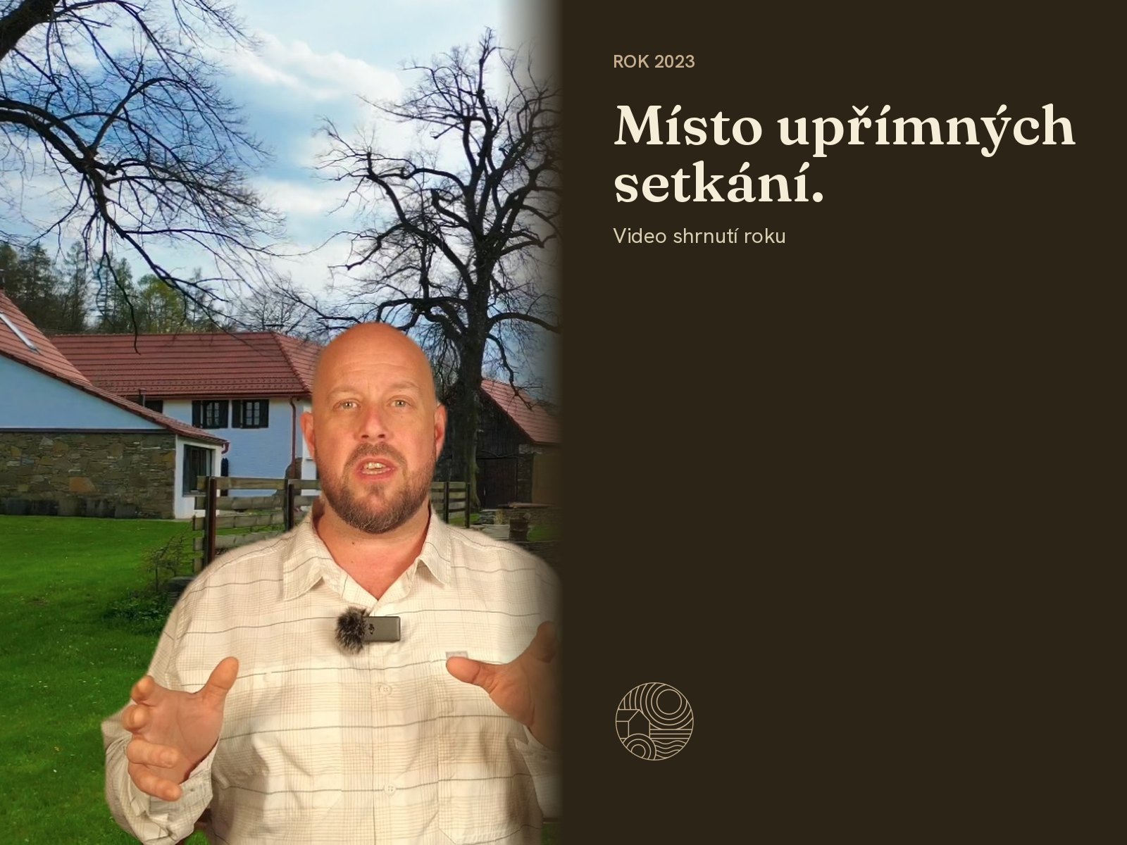 Tomáš Horváth mluví do kamery před budovou Kománkova mlýna. Vpravo text Místo upřímných setkání.