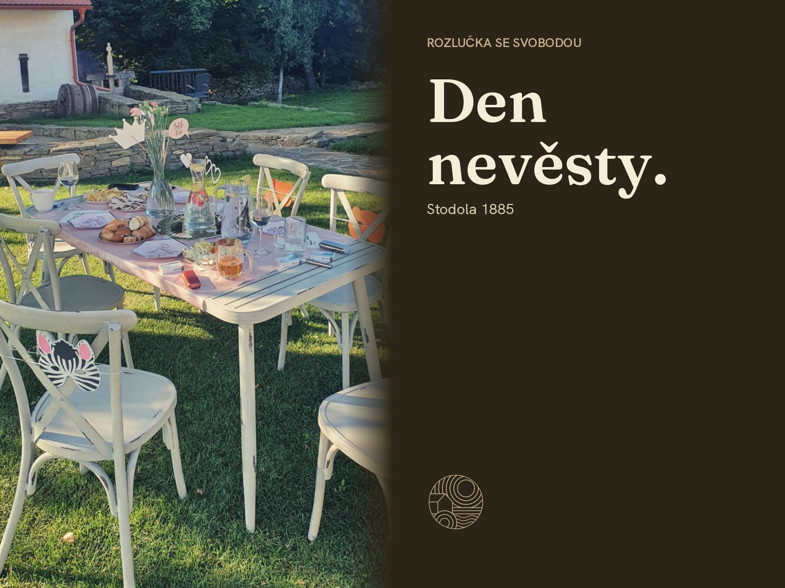 Prostřený bílý stůl se židlemi na trávníku u mlýna. Vpravo text Den nevěsty.