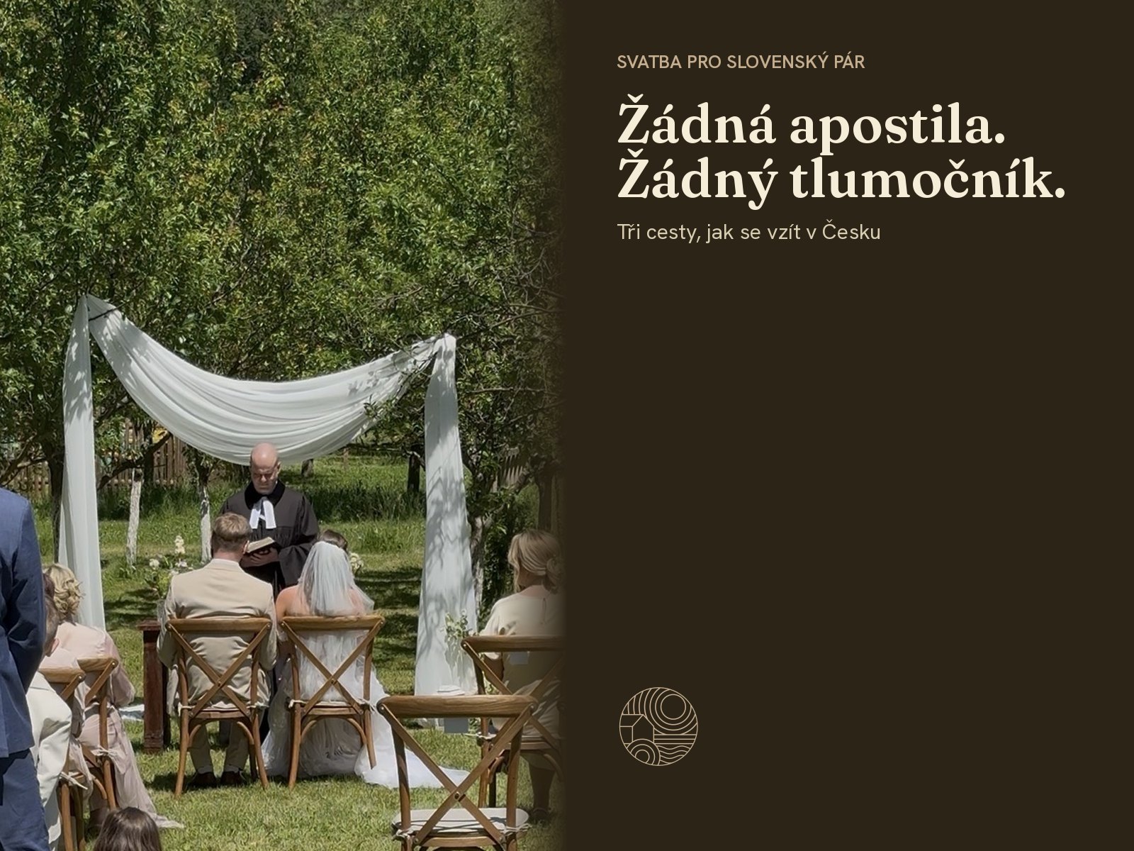 Svatební obřad pod látkovou bránou v sadu Kománkova mlýna. Vpravo text Žádná apostila. Žádný tlumočník.