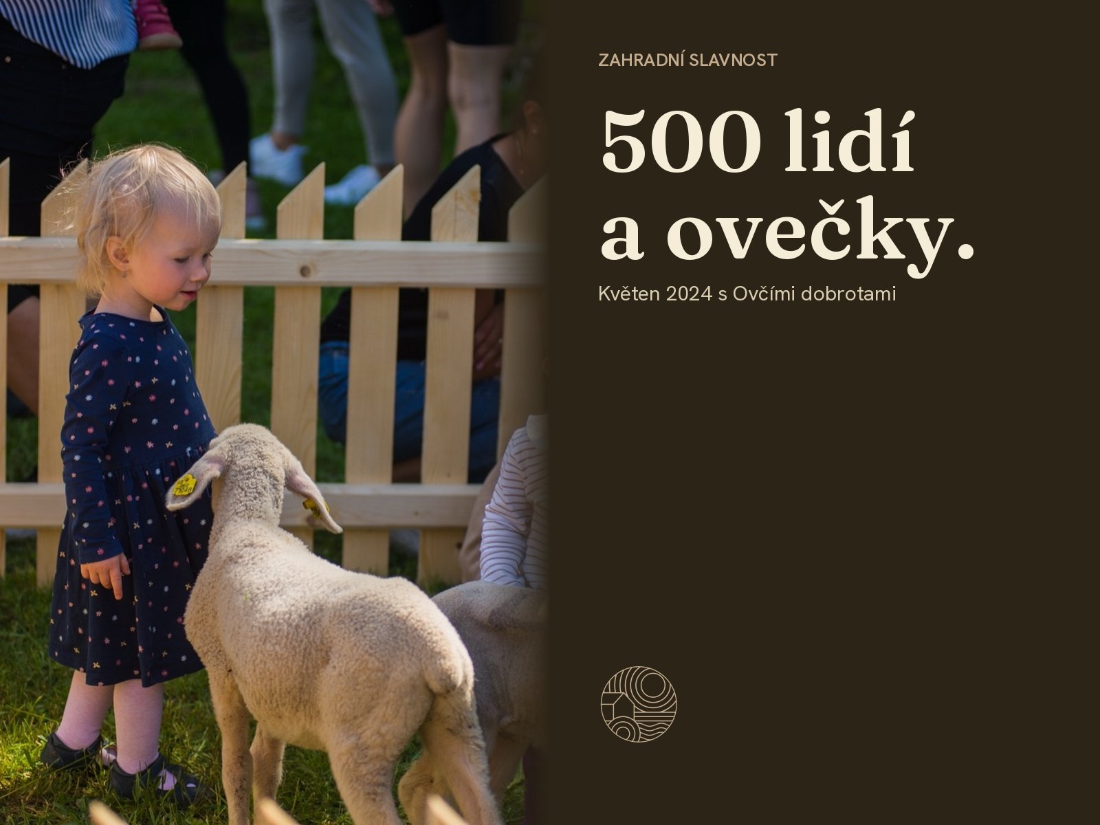 Malá holčička hladí jehně u dřevěného plůtku. Vpravo text 500 lidí a ovečky.