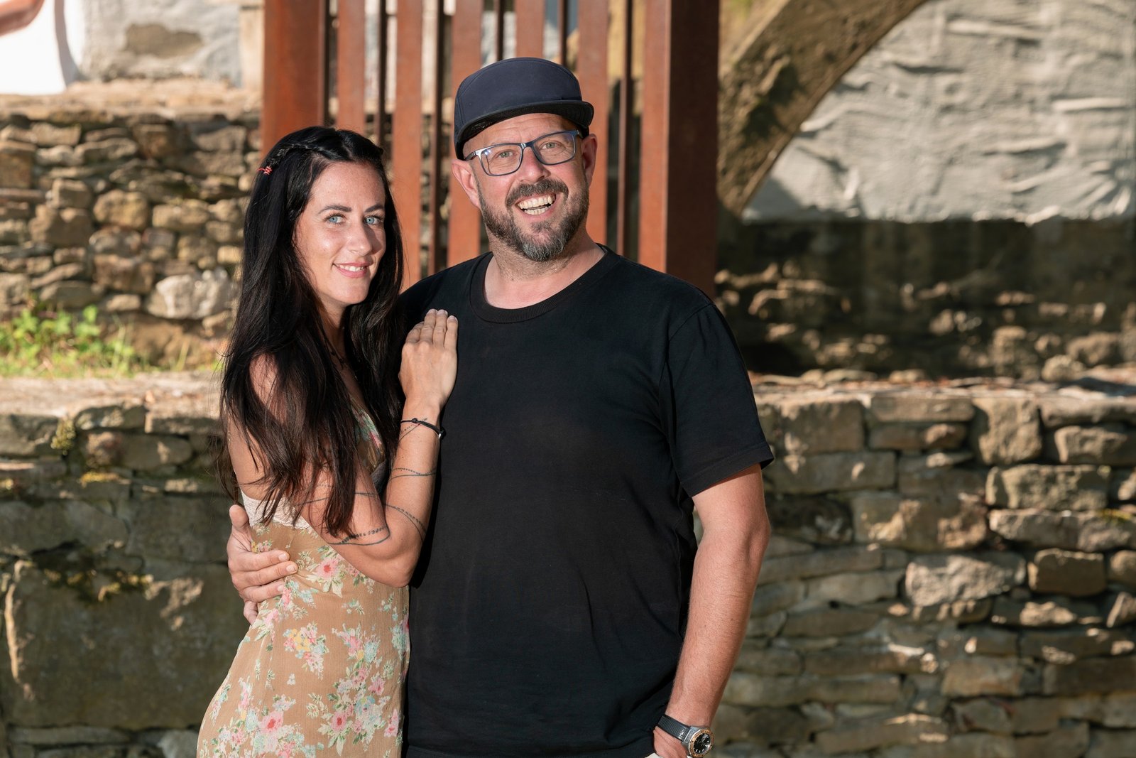 Tomáš a Monika Horváthovi před mlýnským kolem v Kománkově mlýně