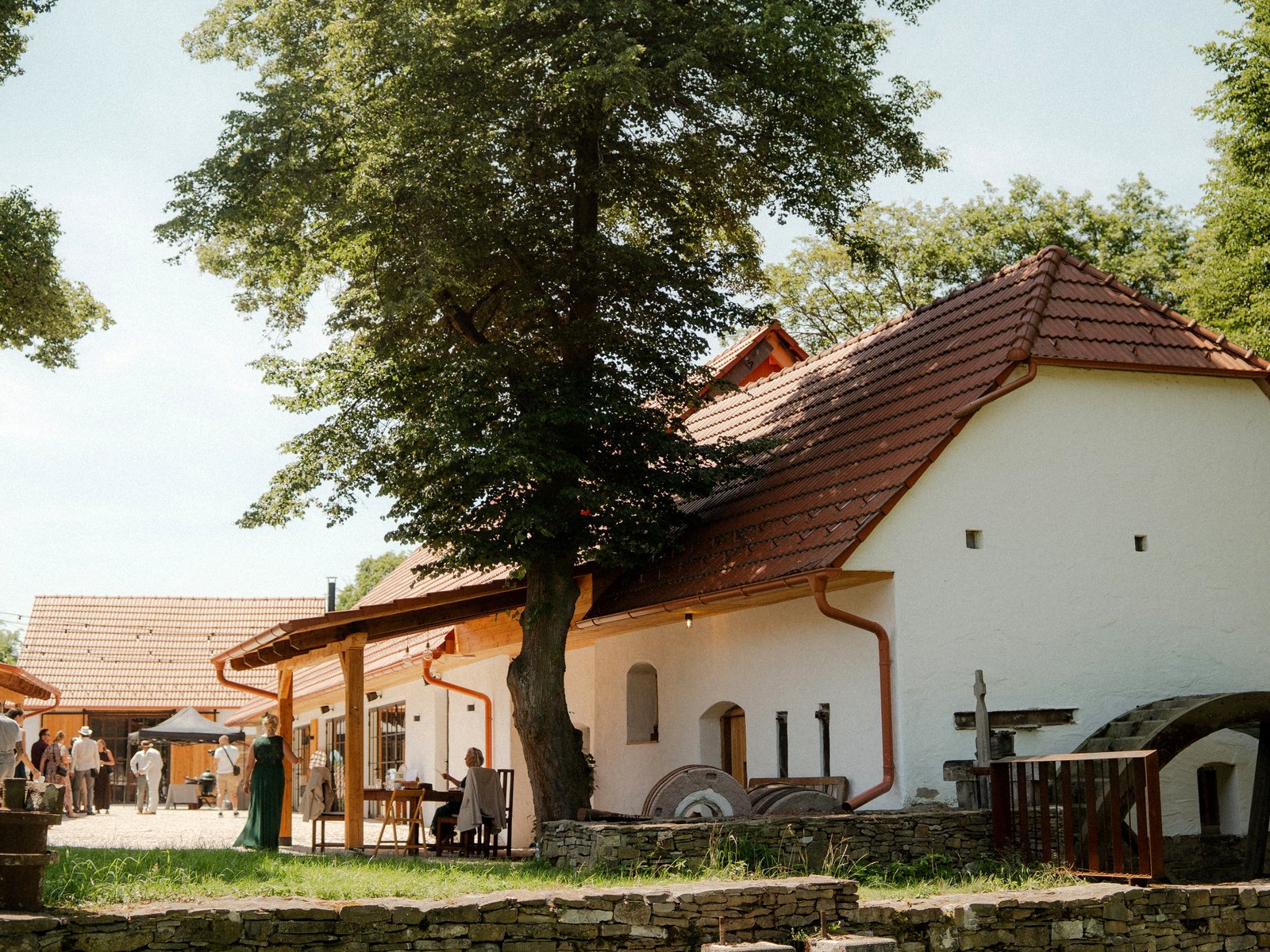 Kománkův mlýn v sobotu dopoledne. Hosté už dorazili